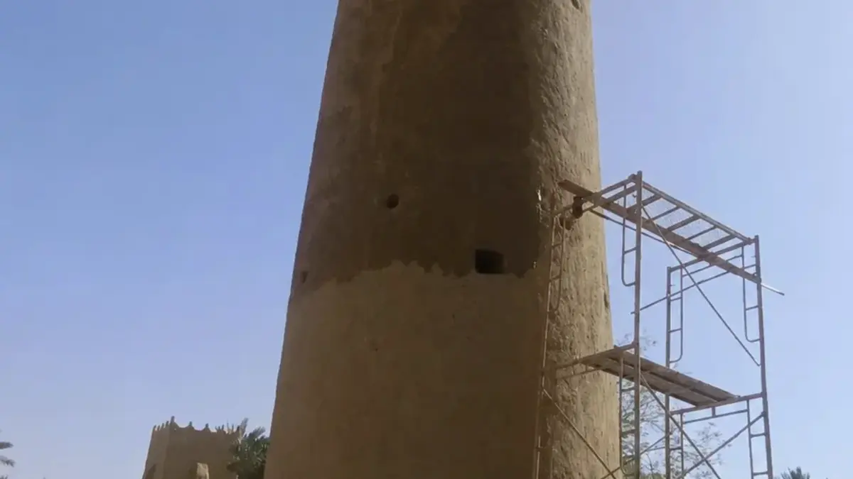 تنفيذ أبراج الطين التراثية في الباحة