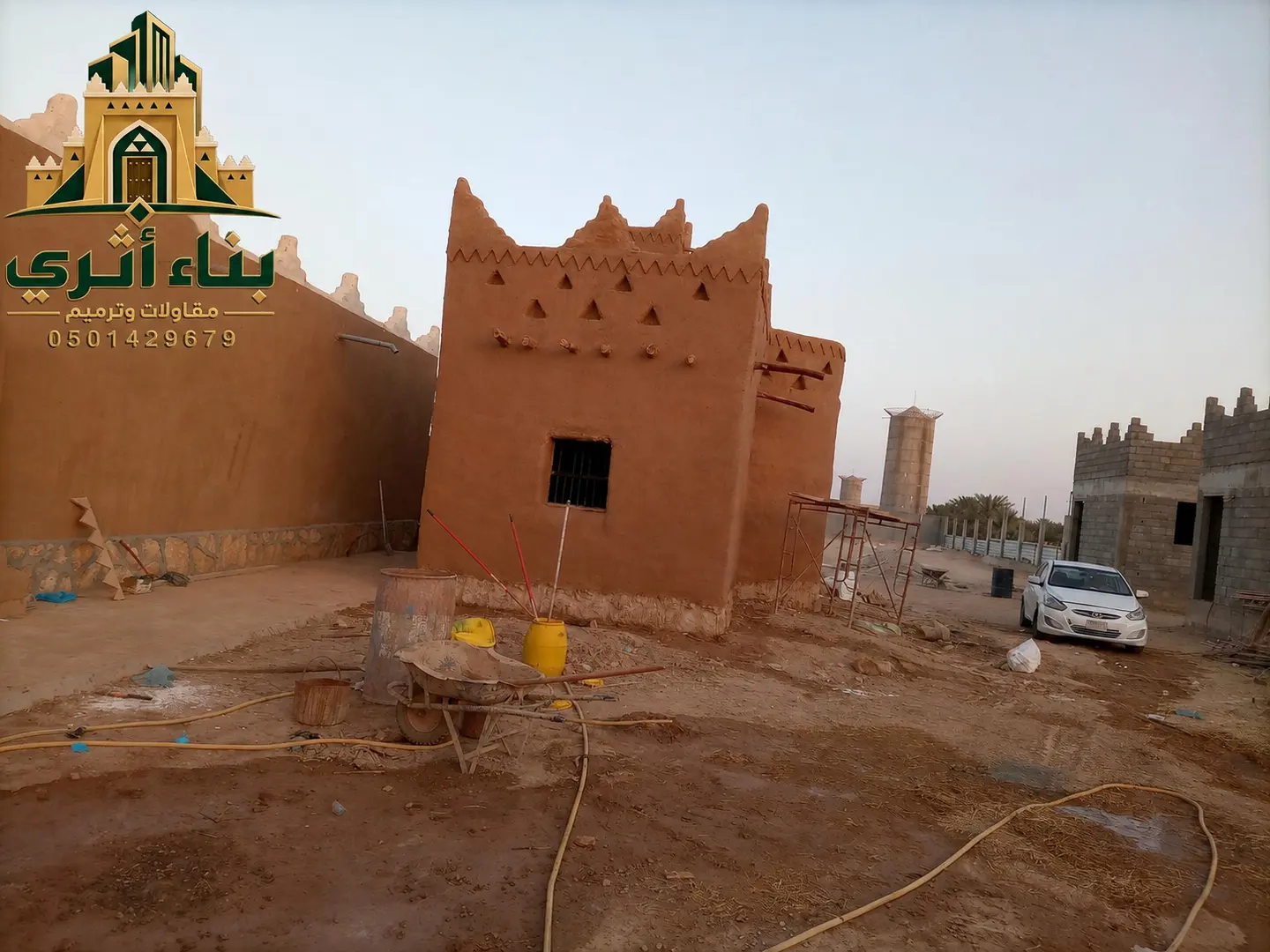 واجهة طينية بزخارف نجدية في المنطقة الشرقية ضمن أعمال البناء والترميم التراثي