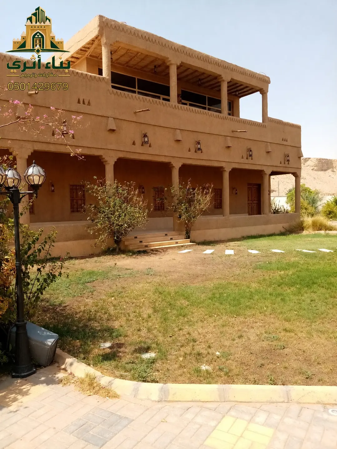 جدار طيني بسماكة تقليدية في منطقة الرياض ضمن أعمال البناء والترميم التراثي