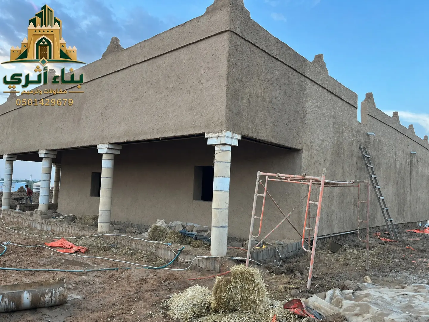 واجهة طينية بزخارف نجدية في منطقة الباحة ضمن أعمال البناء والترميم التراثي