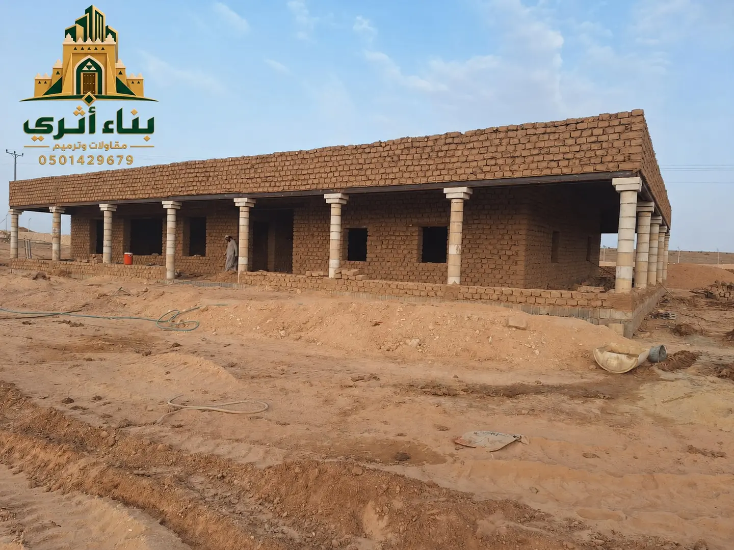 باب خشبي تراثي ونقوش شعبية في منطقة الرياض ضمن أعمال البناء والترميم التراثي