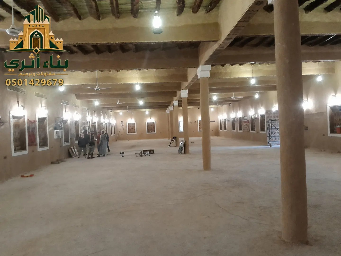 بناء بيت طيني بواجهة نجدية في منطقة القصيم ضمن أعمال البناء والترميم التراثي