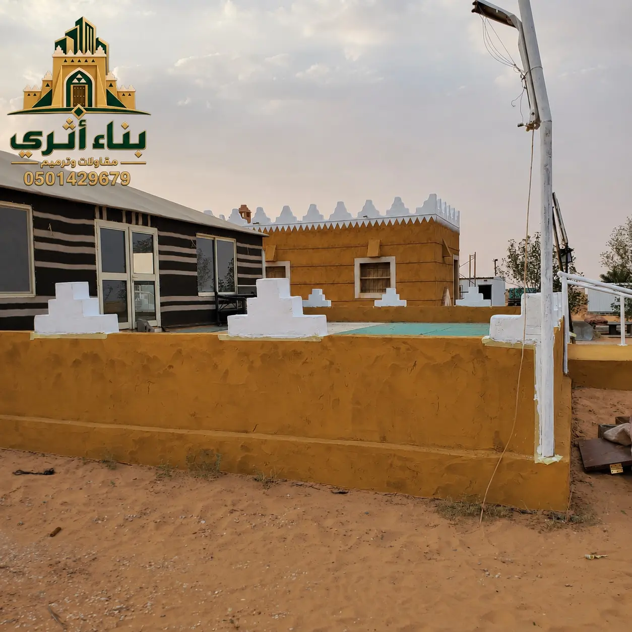 واجهة طينية بزخارف نجدية في منطقة المدينة المنورة ضمن أعمال البناء والترميم التراثي