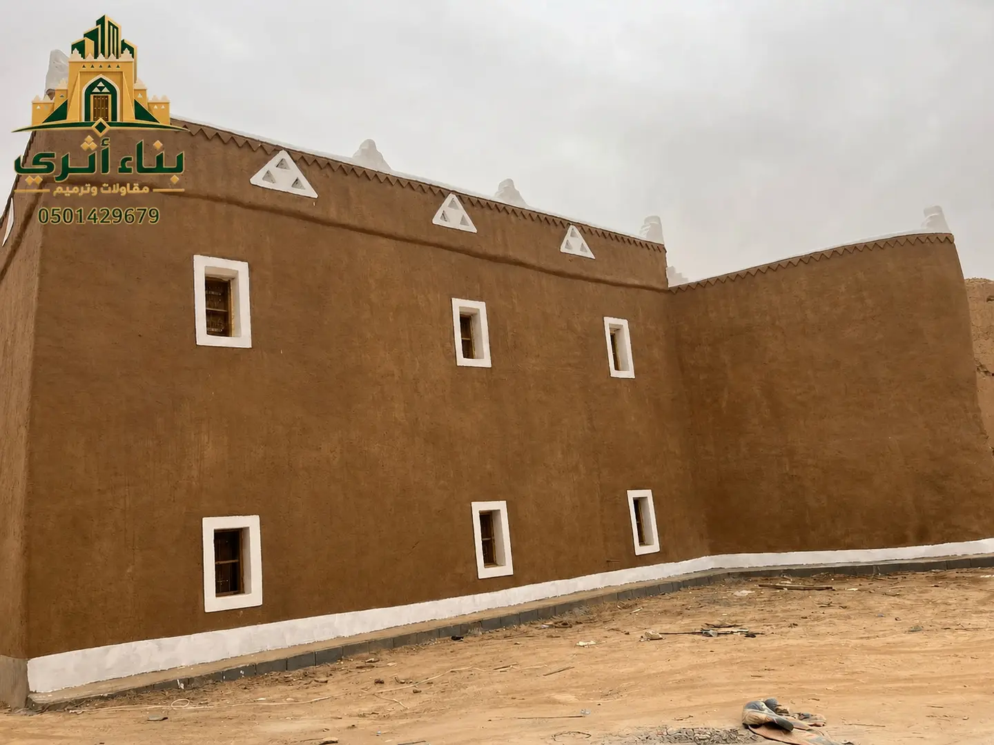 مجلس شيوخ بعمارة أصيلة في منطقة حائل ضمن أعمال البناء والترميم التراثي