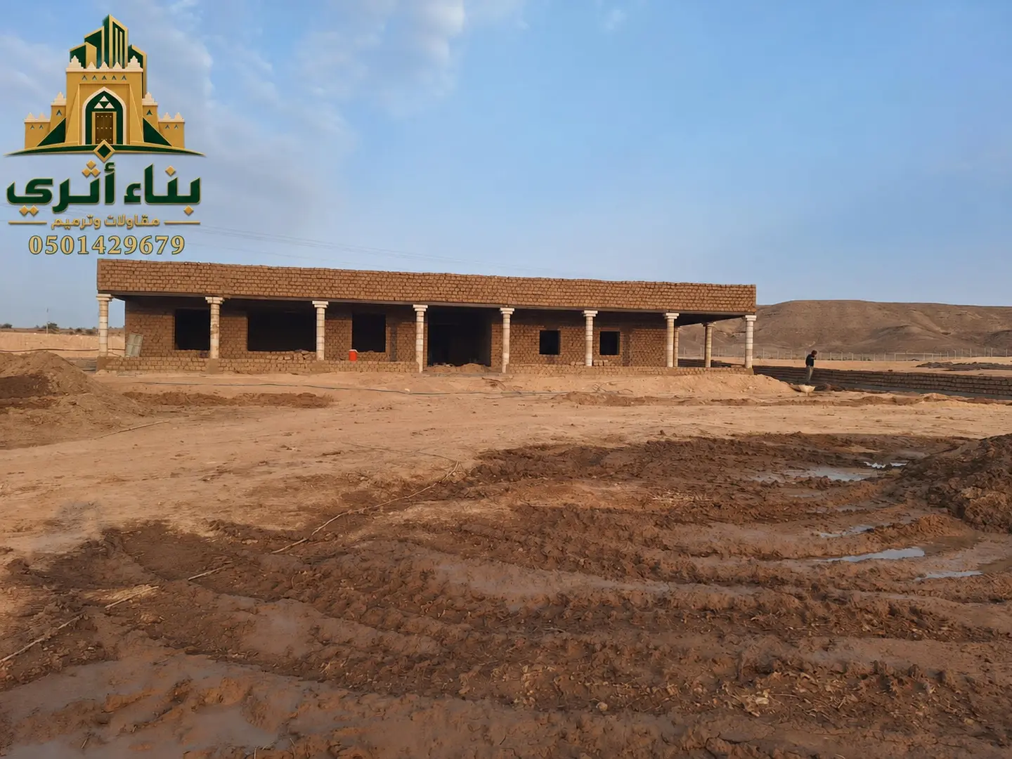 بناء بيت طيني بواجهة نجدية في منطقة عسير ضمن أعمال البناء والترميم التراثي