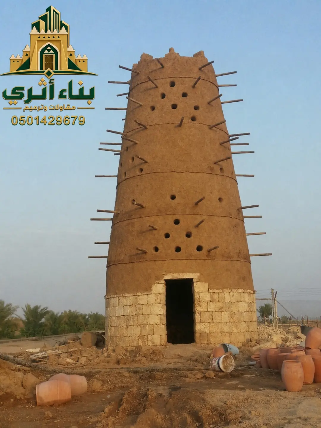 ترميم جدار طيني قديم في منطقة جازان ضمن أعمال البناء والترميم التراثي