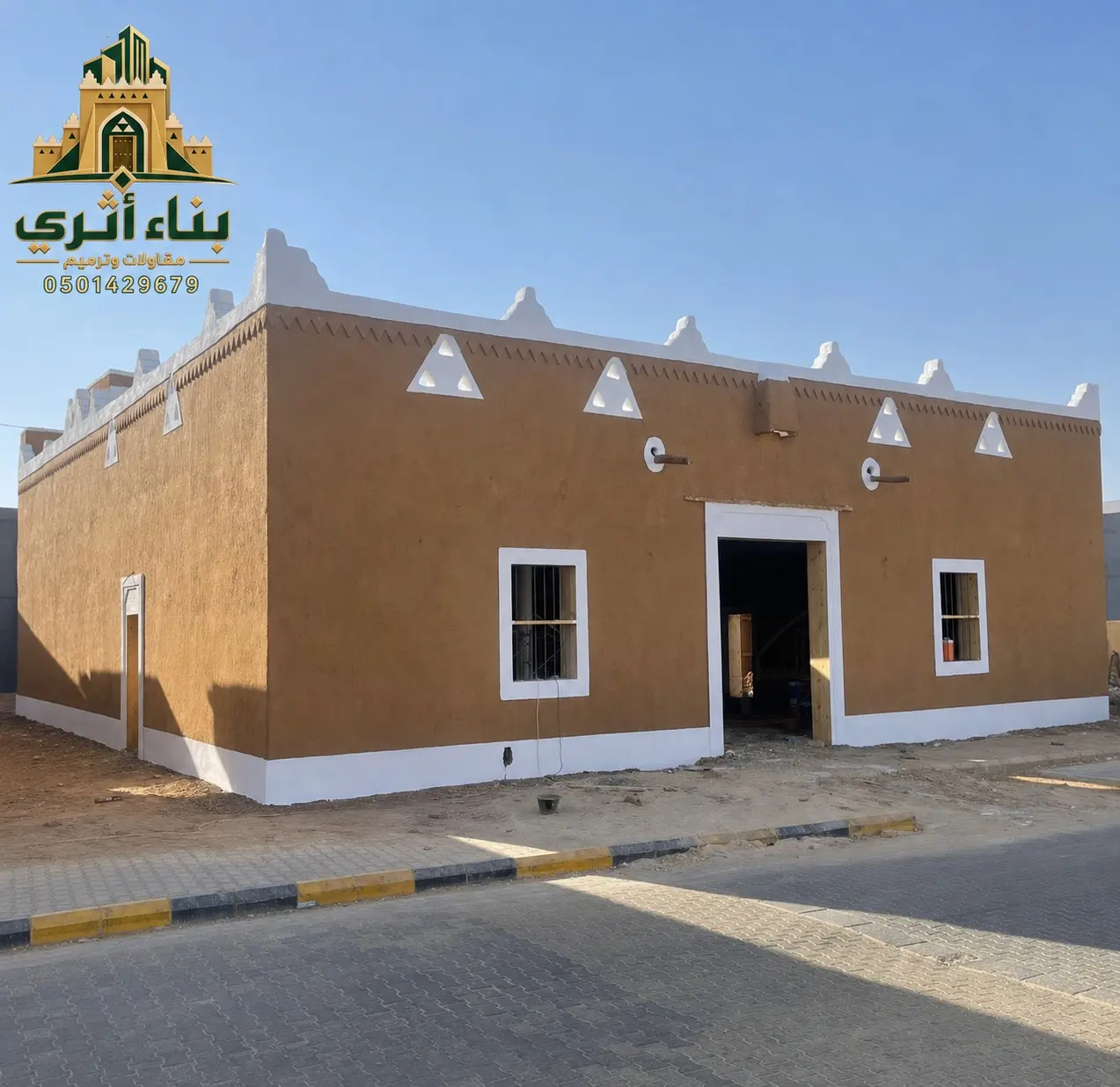 واجهة طينية بزخارف نجدية في منطقة الرياض ضمن أعمال البناء والترميم التراثي