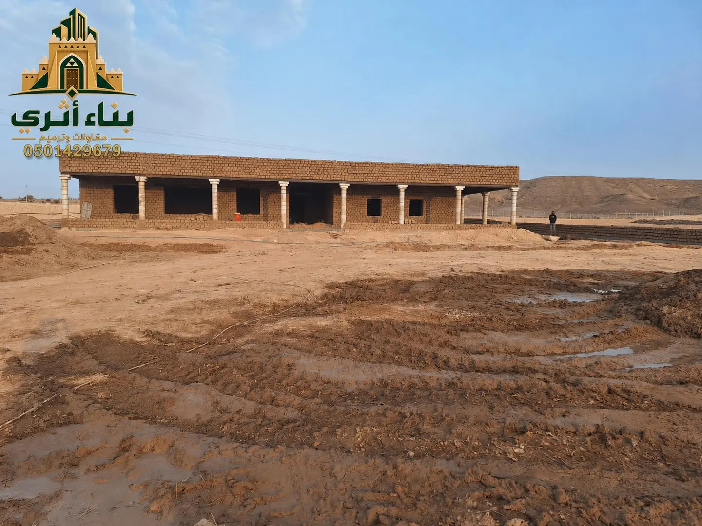باب خشبي تراثي ونقوش شعبية في منطقة القصيم ضمن أعمال البناء والترميم التراثي