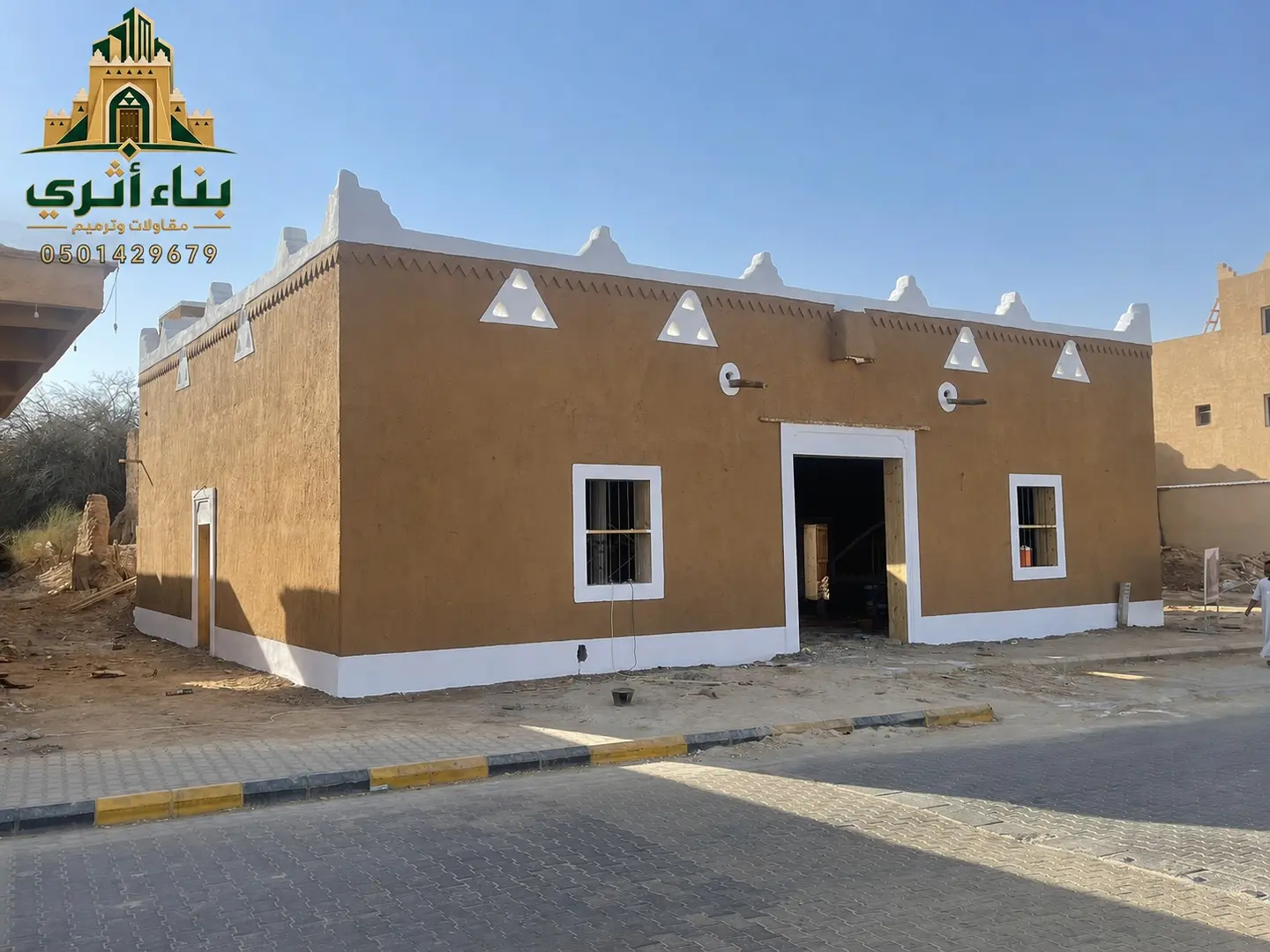 تأهيل واجهة مبنى قديم في منطقة تبوك ضمن أعمال البناء والترميم التراثي