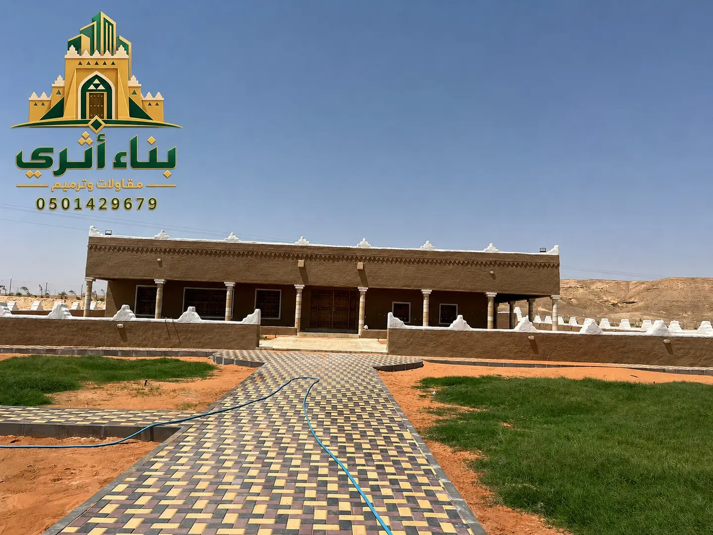 ترميم جدار طيني قديم في منطقة الجوف ضمن أعمال البناء والترميم التراثي